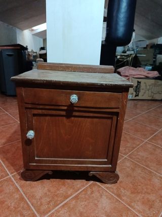 Mesita de noche antigua de madera