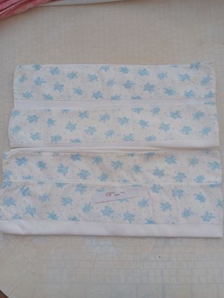 Dos fundas de almohada con estampado floral
