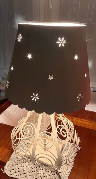 Lámpara de mesa forja blanca con estrellas
