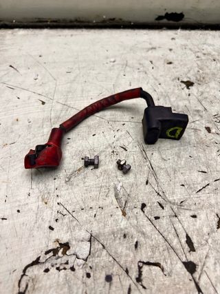 Borne de batería y tornillos