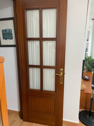 Puerta de madera con cristales