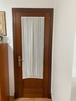 Puerta de madera con cristales