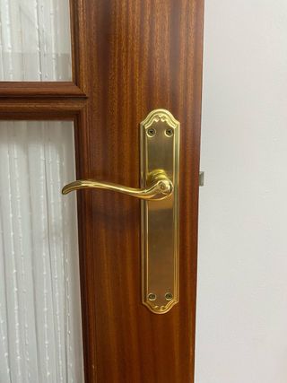 Puerta de madera con cristales