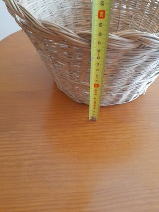 Cesta de mimbre artesanal