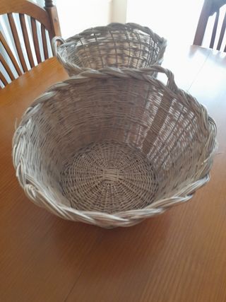 Cesta de mimbre artesanal