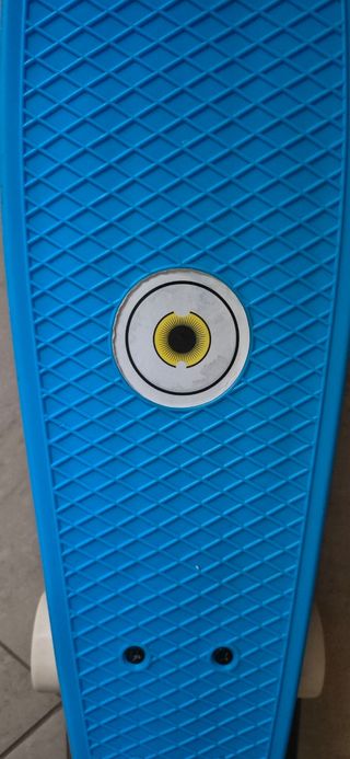 Monopatín azul con diseño de ojo