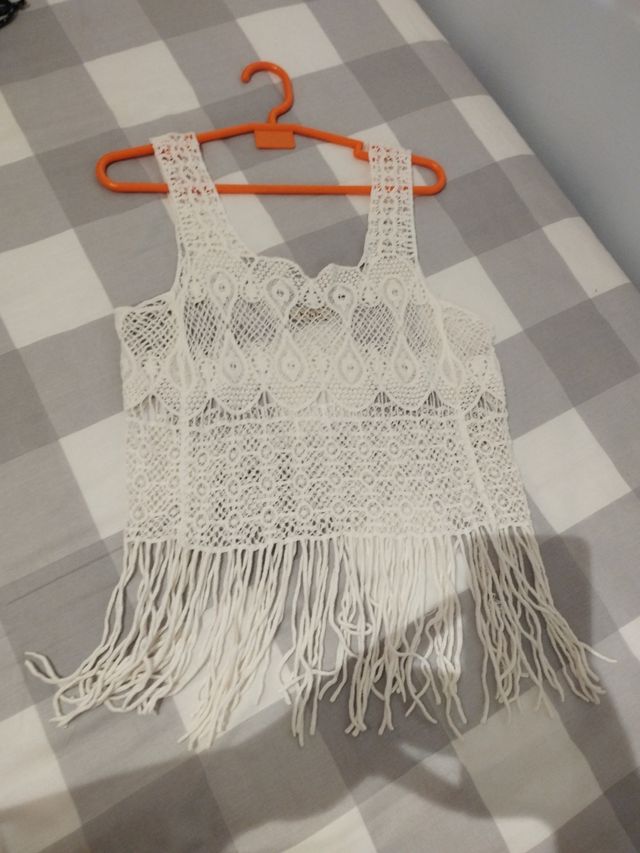 Top de crochet blanco con flecos