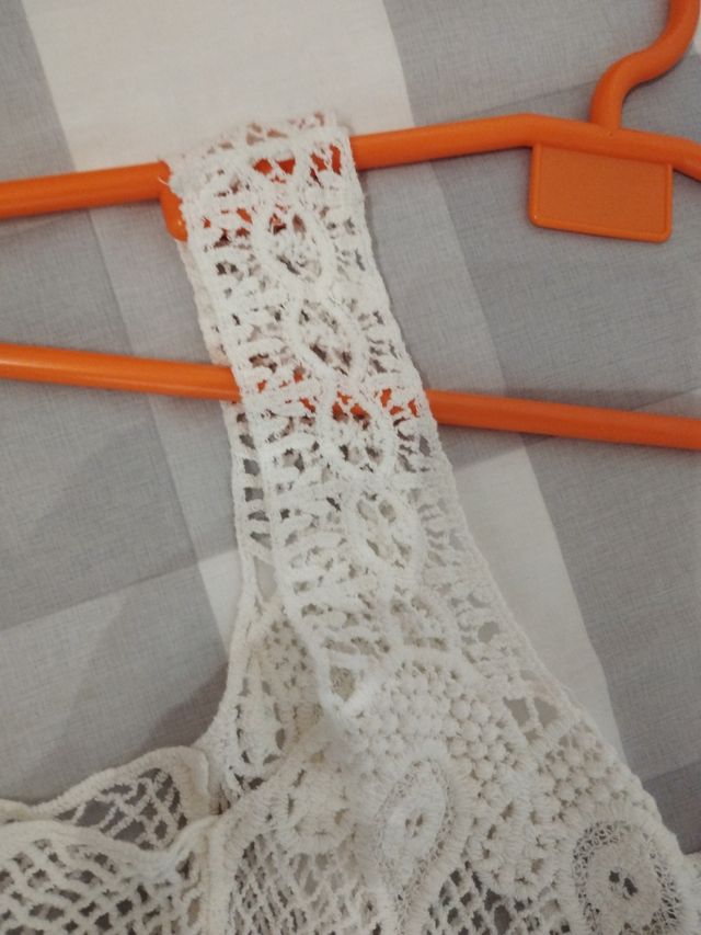 Top de crochet blanco con flecos