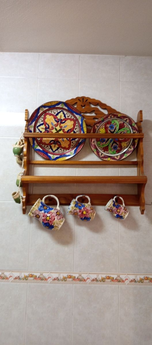 Platera de madera con platos y tazas decoradas