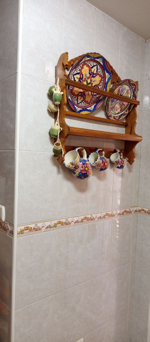 Platera de madera con platos y tazas decoradas