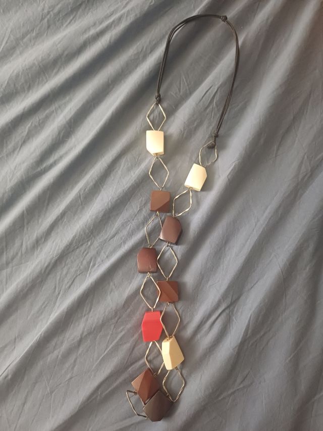 Collar con cuentas de colores