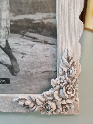 Cornice portafotografia decorata con rose