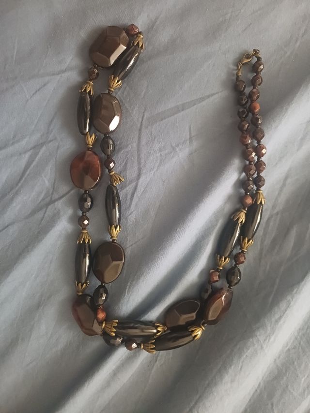 Collar de cuentas marrón y dorado