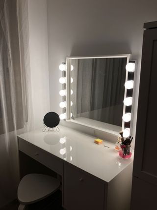 Tocador con espejo y luces LED