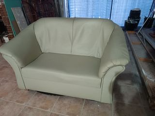 Sofá de piel beige para 2 personas