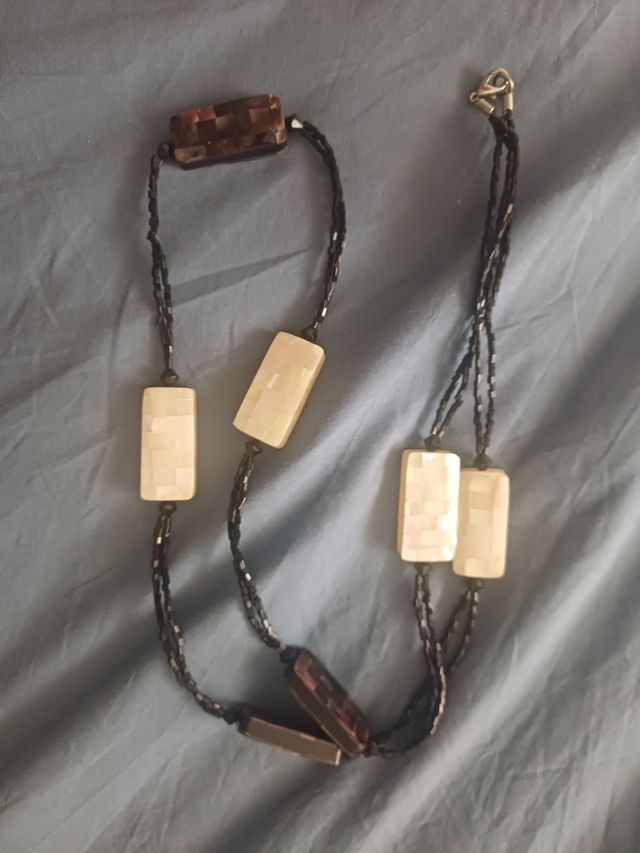 Collar de cuentas beige y negro