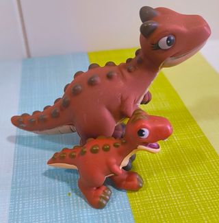 El torvisaurio y dos figuras