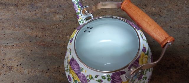 Tetera floral metal y madera