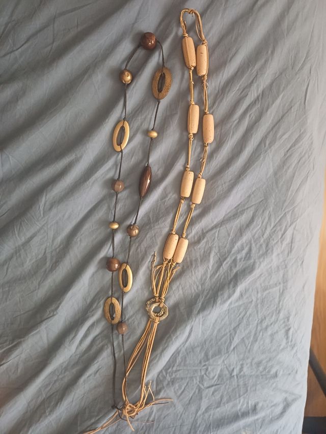 Dos collares de cuentas de madera y piedra