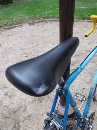 Bicicleta de carretera azul vintage