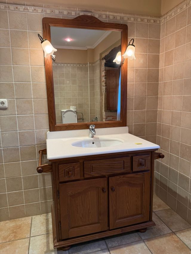 Mueble de baño de madera con lavabo