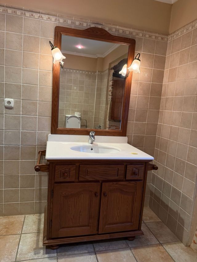 Mueble de baño de madera con lavabo