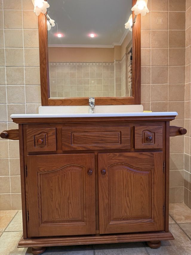 Mueble de baño de madera con lavabo