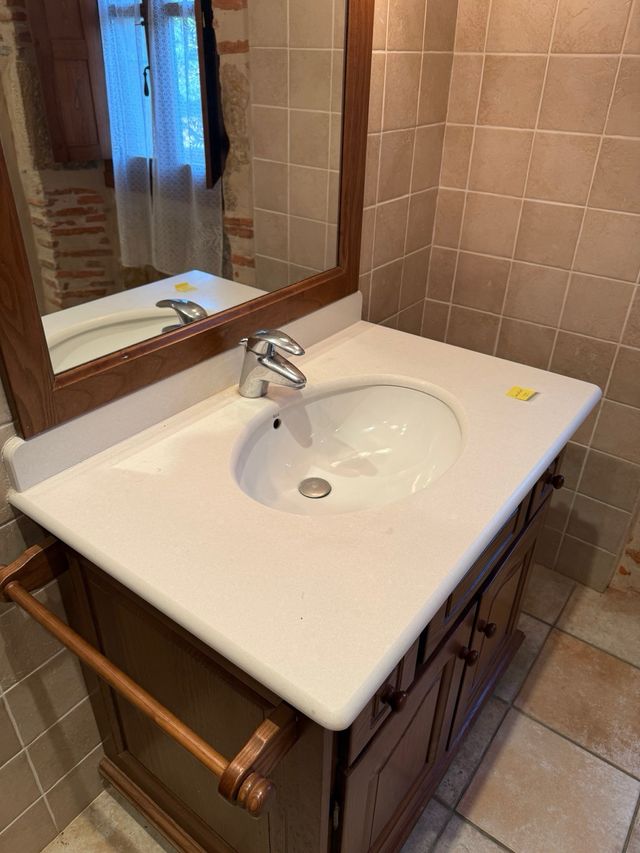 Mueble de baño de madera con lavabo