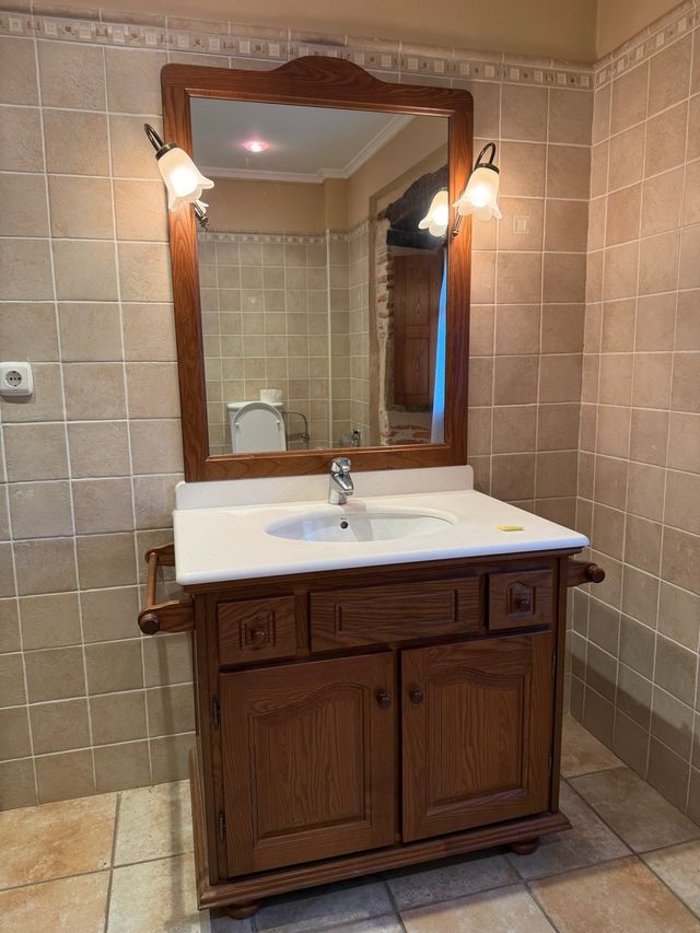 Mueble de baño de madera con lavabo