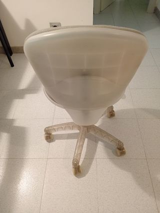 Silla de despacho beige y blanca