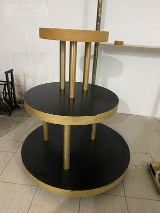 Mesa expositora dorada y negra