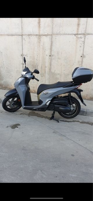 Moto Scooter Gris y Negra