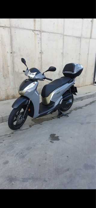 Moto Scooter Gris y Negra