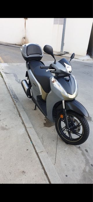 Moto Scooter Gris y Negra