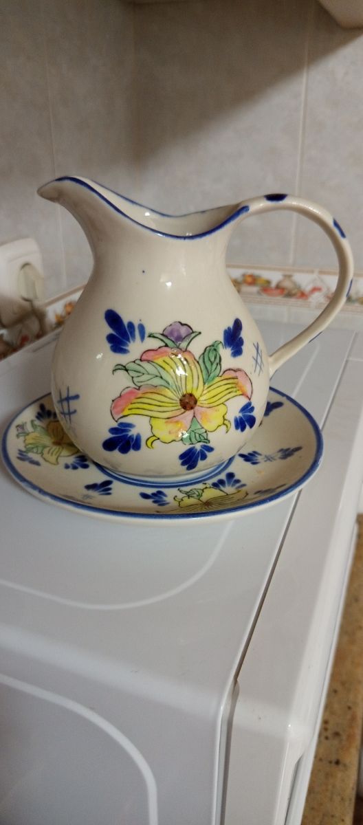 Jarra y plato de cerámica pintados