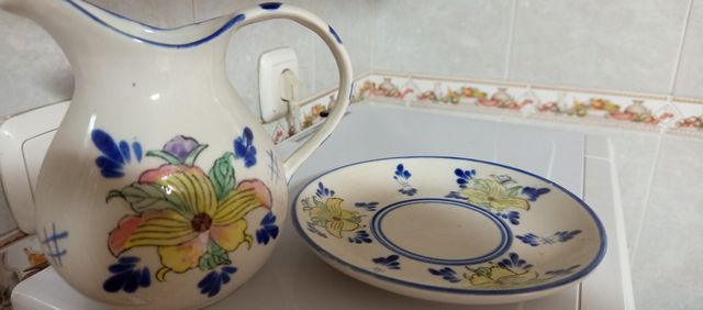 Jarra y plato de cerámica pintados