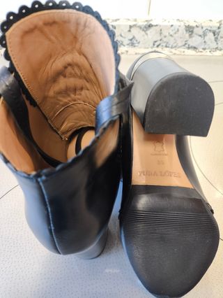 Botines negros con cordones y ojales dorados