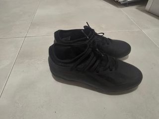 Botas de fútbol negras niño. Talla 33