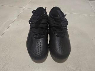 Botas de fútbol negras niño. Talla 33