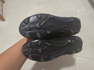 Botas de fútbol negras niño. Talla 33
