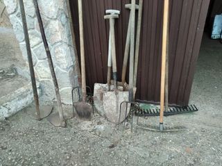 Aperos de labranza: azada, pala, rastrillo...