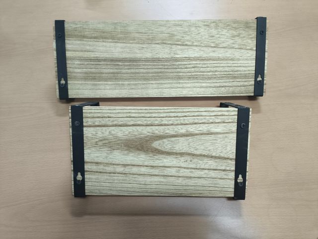 Estanterías de madera con soportes metálicos