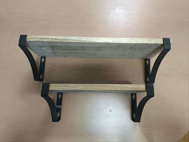 Estanterías de madera con soportes metálicos
