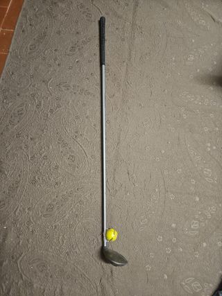 Palo de golf con bola amarilla