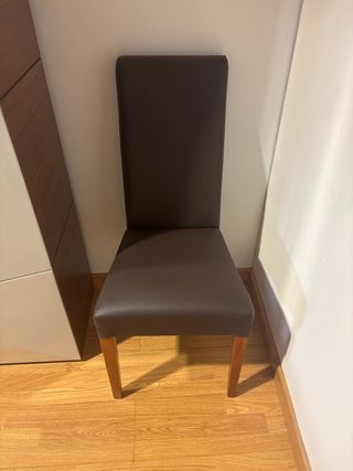 Silla tapizada de cuero y madera