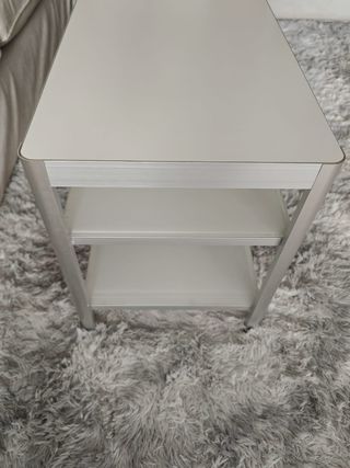 Mesa centro/TV blanca y gris en buen estado 