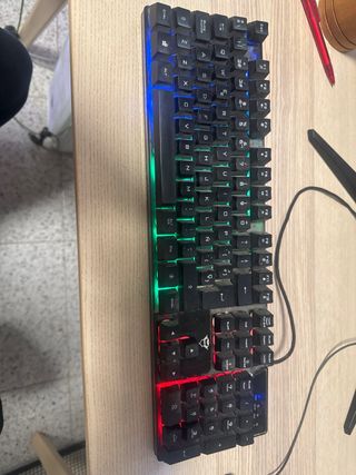 Ordenador de sobremesa blanco