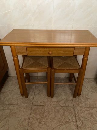 Mesa extensible con 2 taburetes