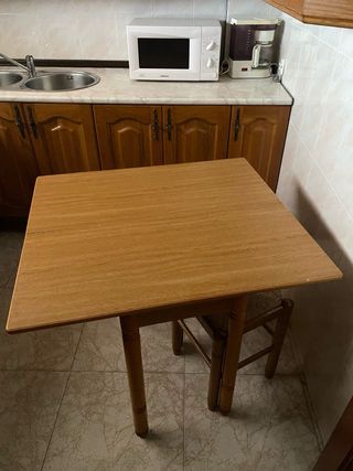 Mesa extensible con 2 taburetes