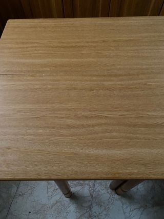 Mesa extensible con 2 taburetes